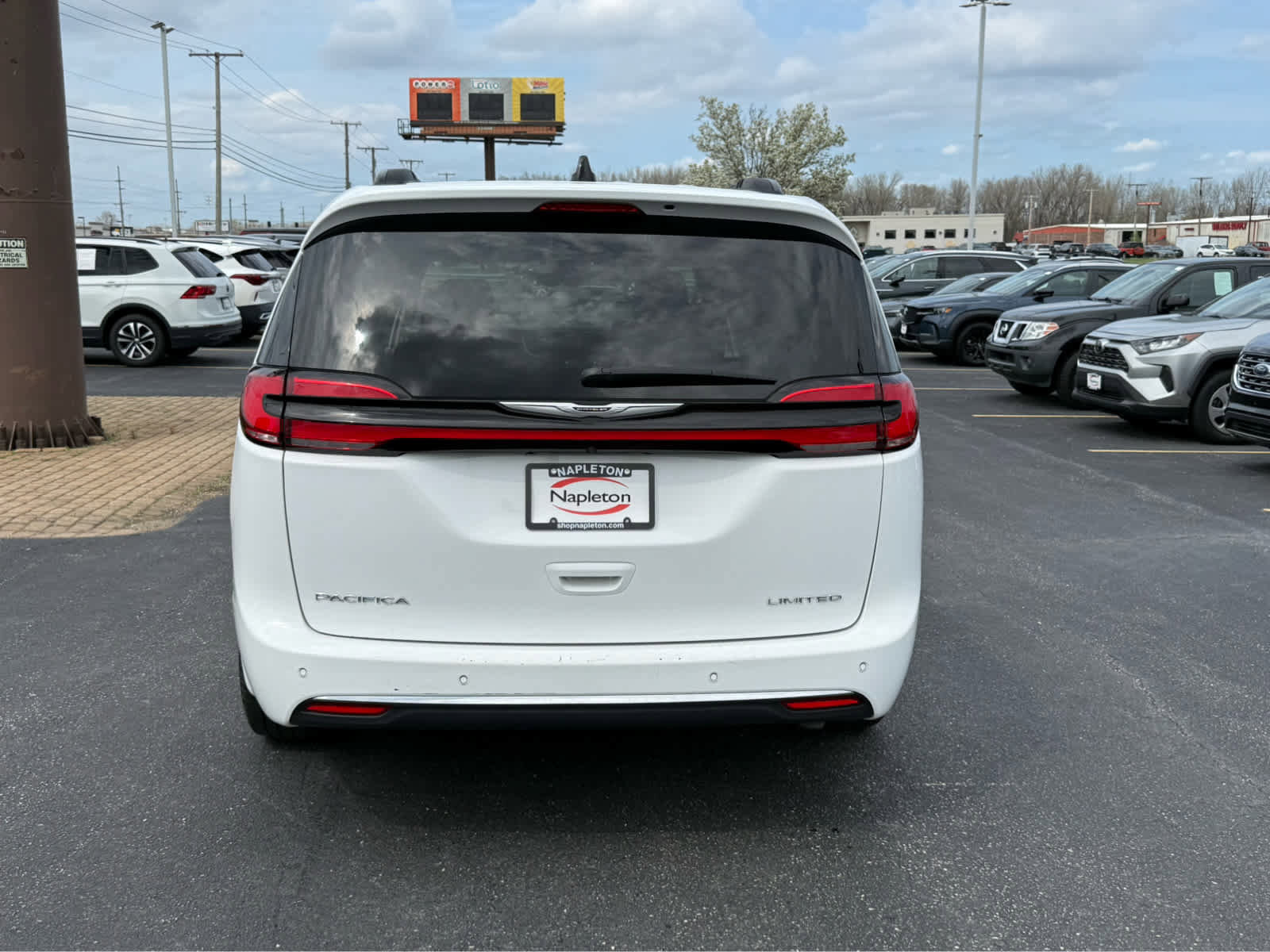 Used 2023 Chrysler Pacifica Limited FWD image 6