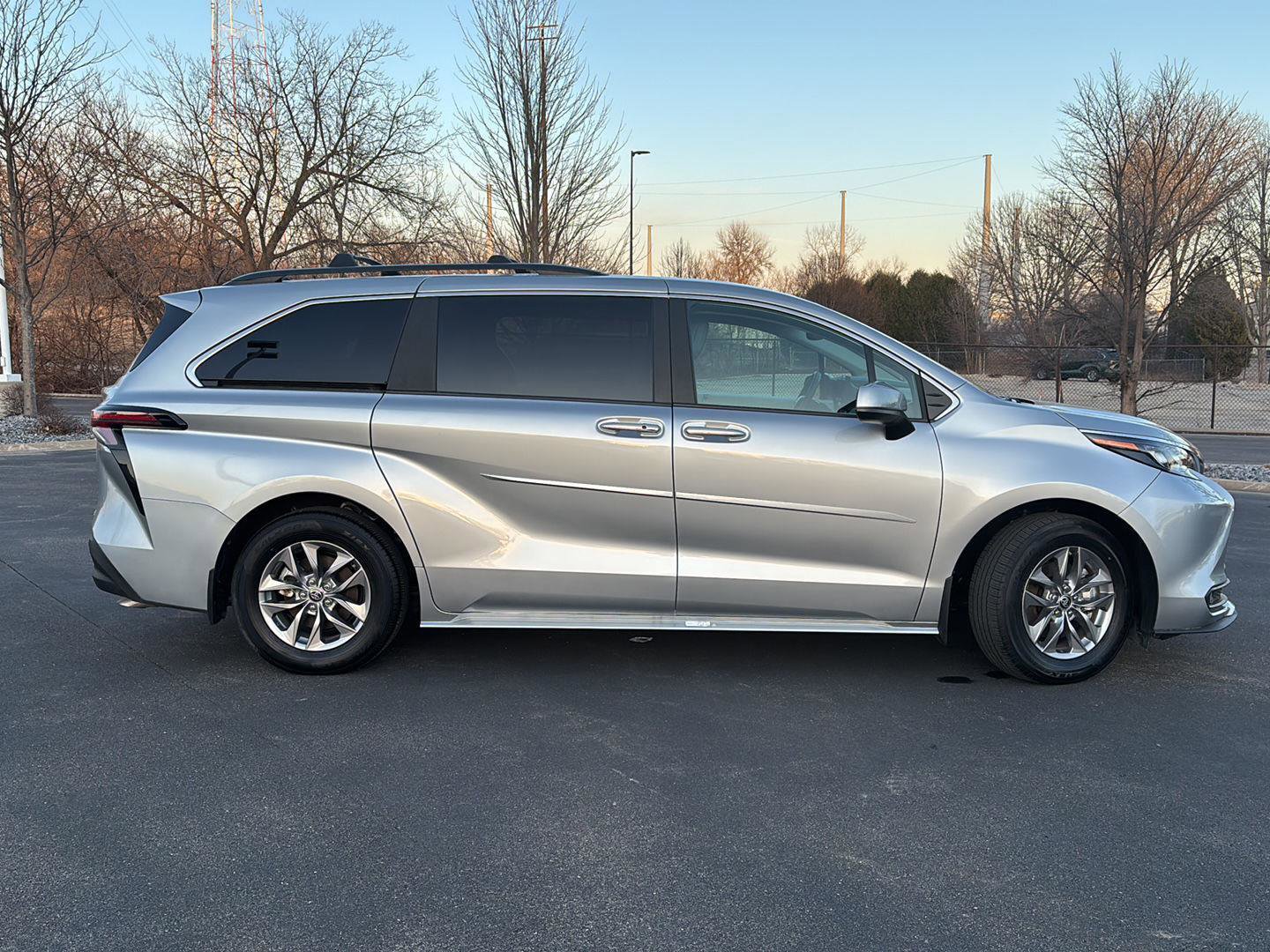 Used 2025 Toyota Sienna XLE w/ XLE Plus Package image 7