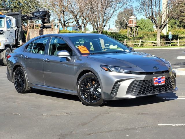Used 2025 Toyota Camry SE w/ Convenience Package image 2