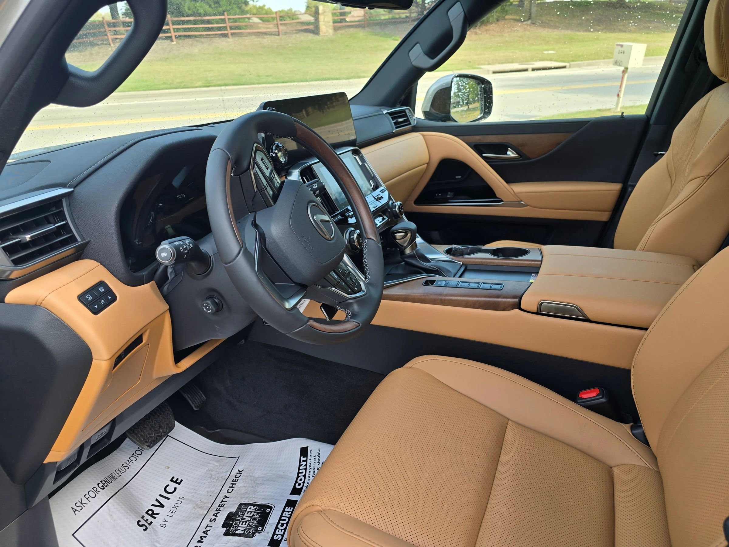 Used 2024 Lexus LX 600 4WD w/ Luxury Package image 6