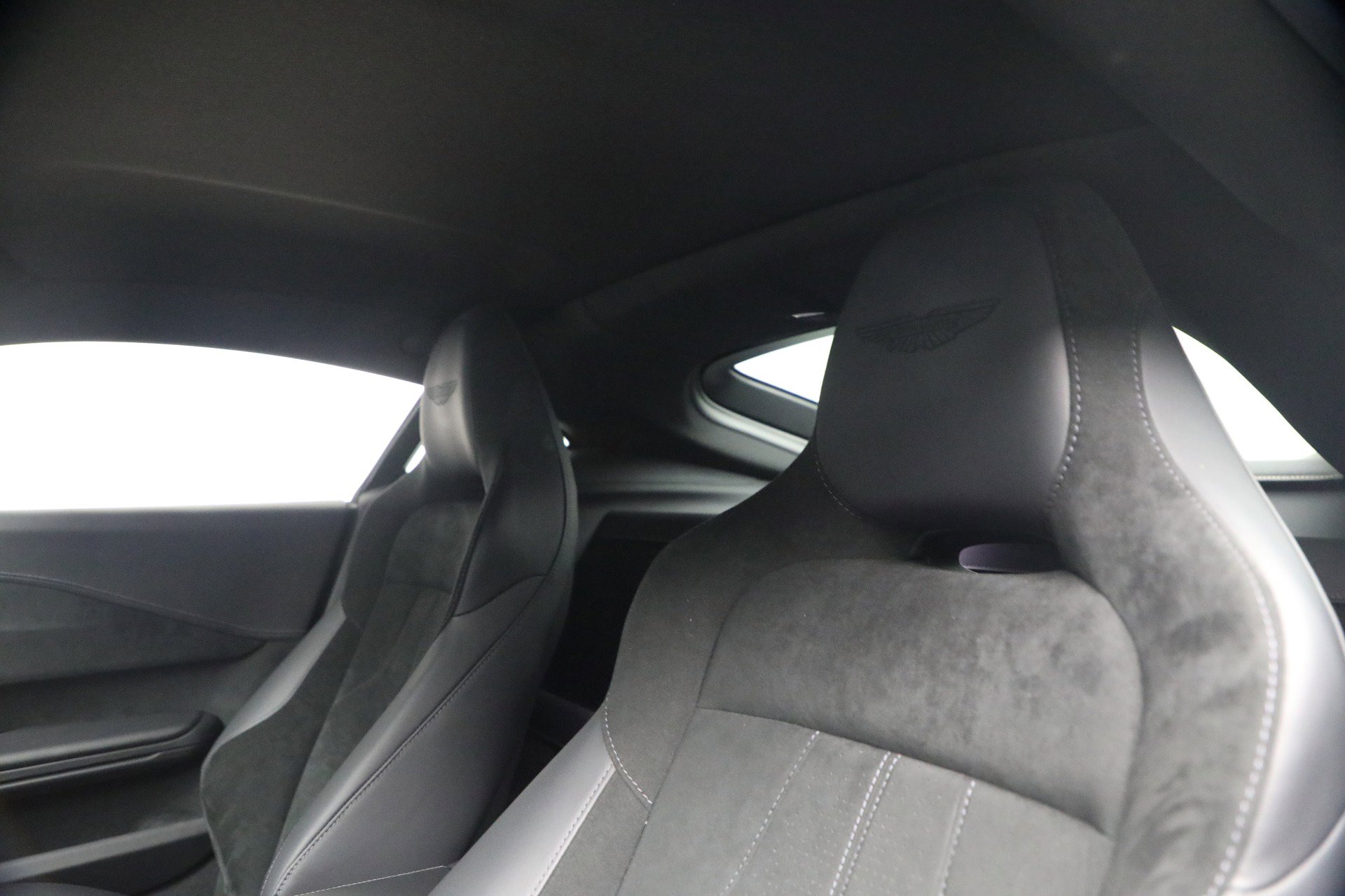 Used 2025 Aston Martin V8 Vantage Coupe image 13