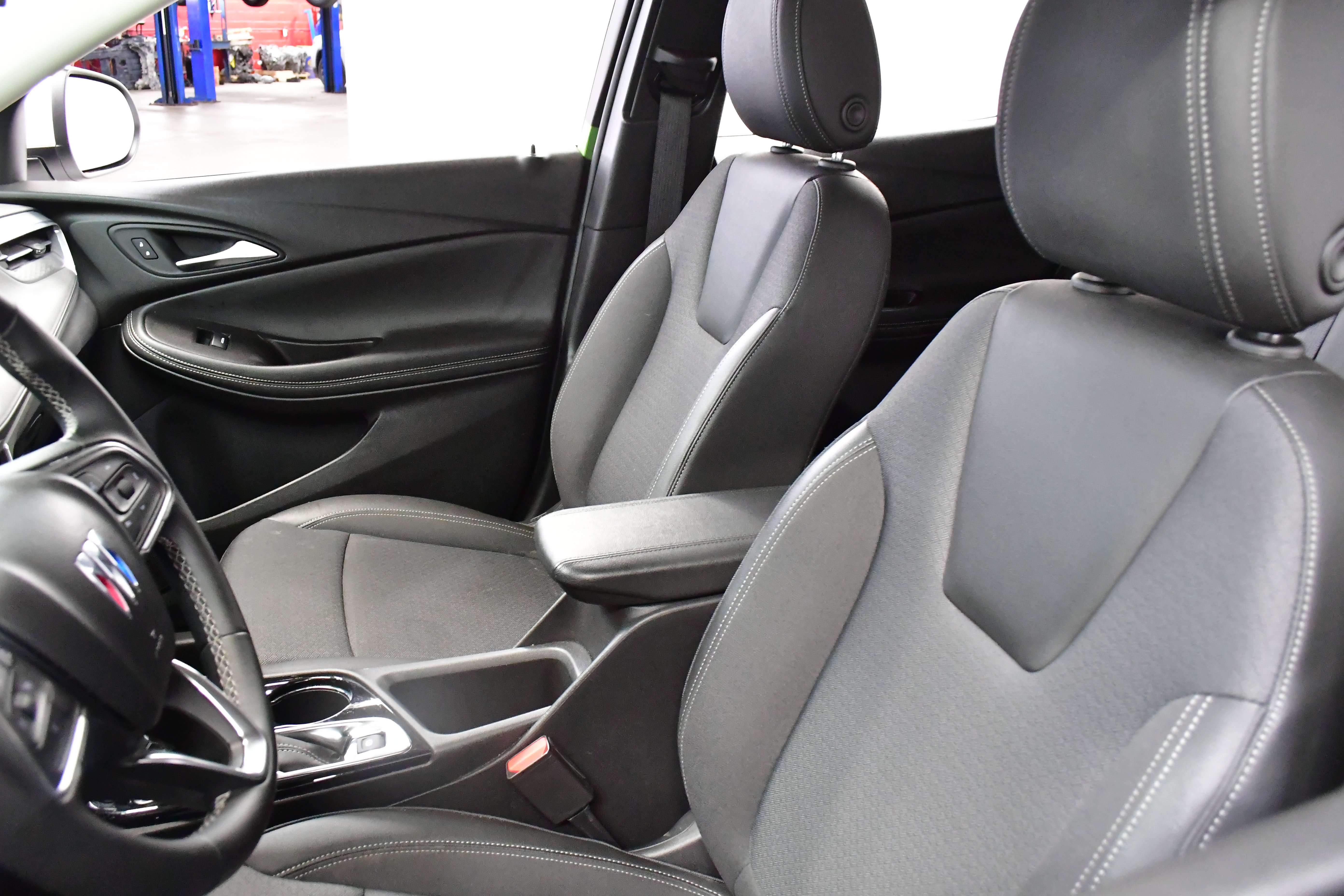 Used 2025 Buick Encore GX Preferred AWD/4WD image 9