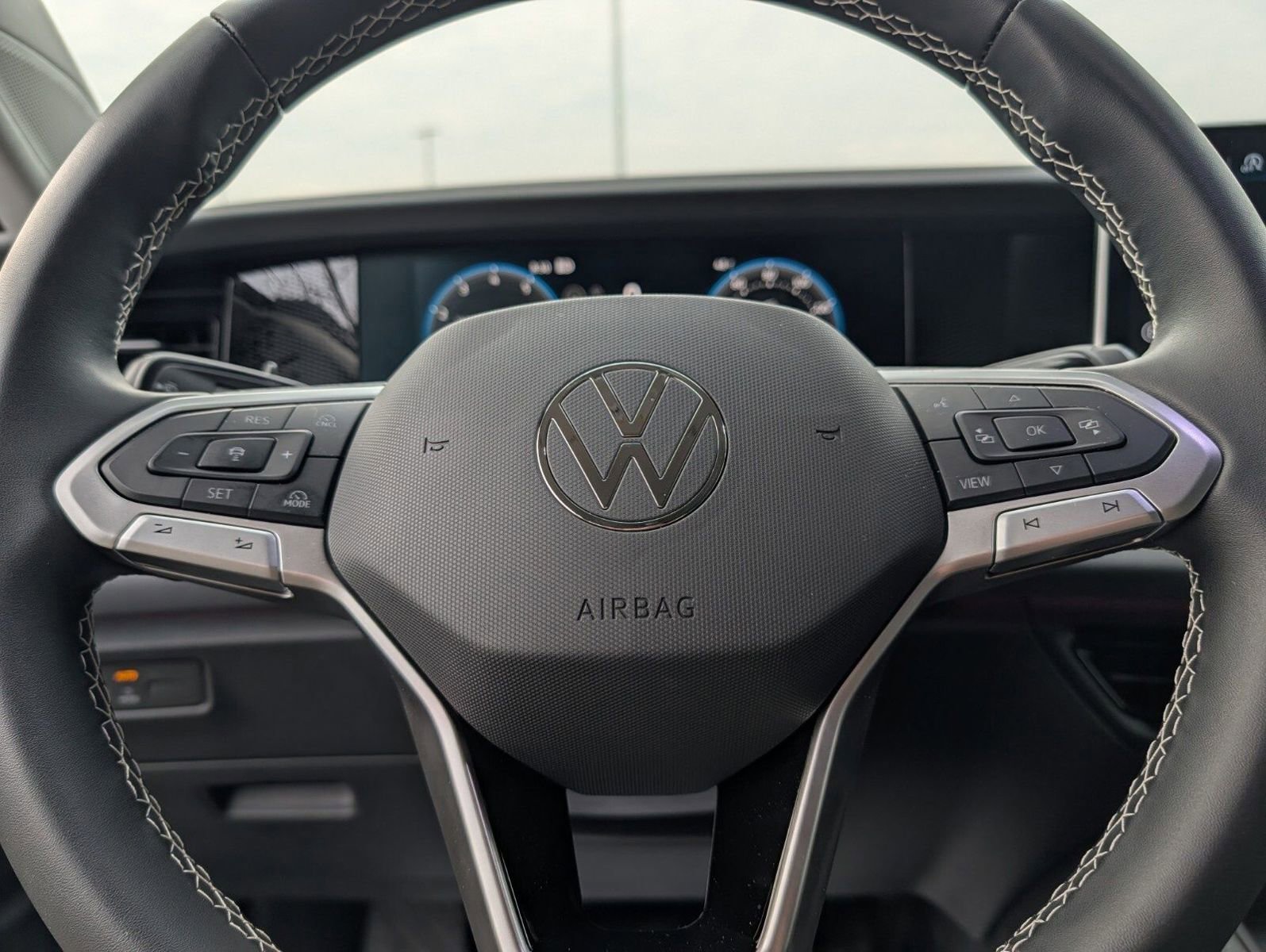 Used 2025 Volkswagen Tiguan SE AWD/4WD image 28