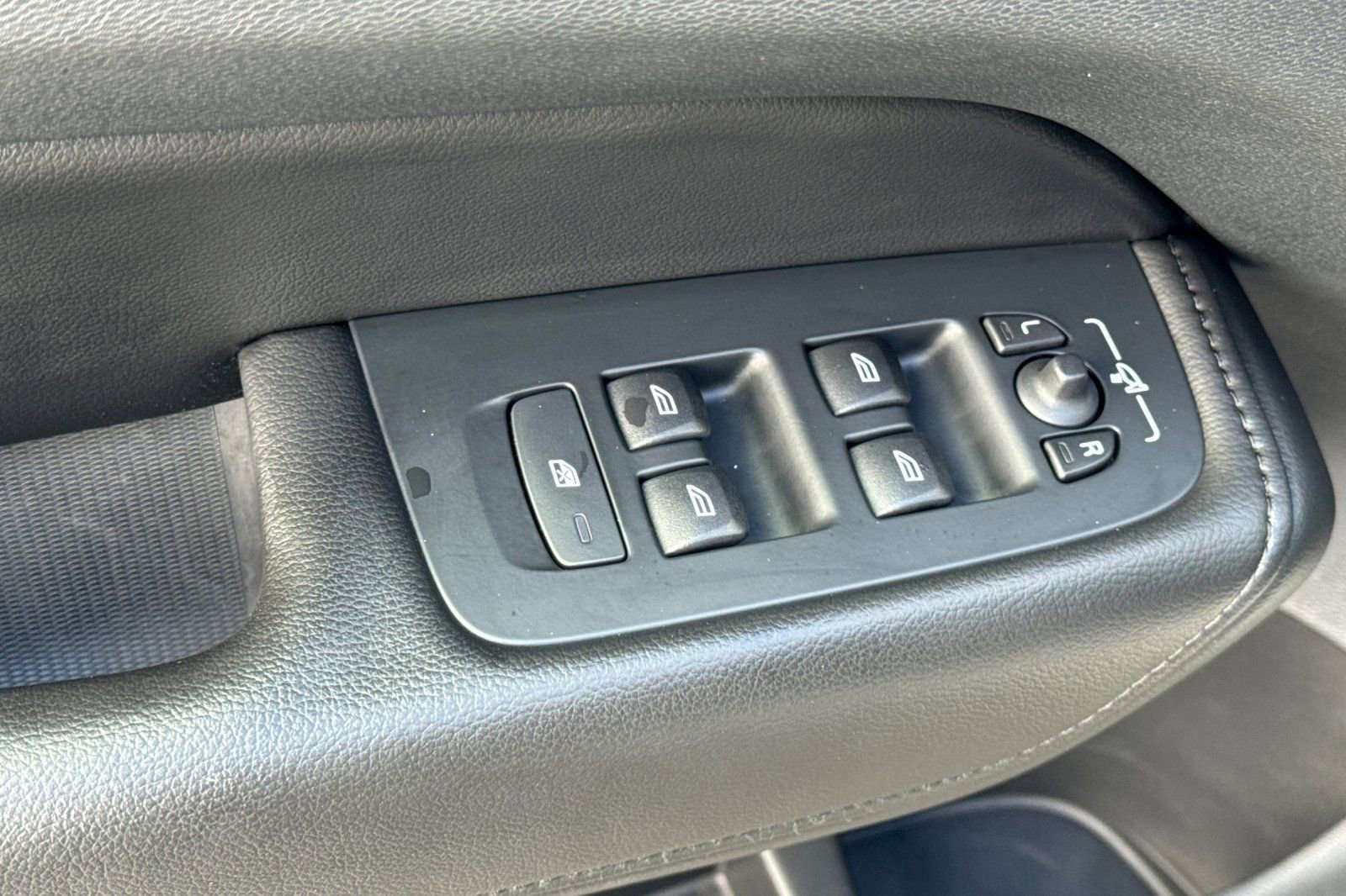 Used 2023 Volvo XC60 B5 Core FWD image 15