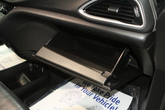 Used 2021 Chrysler Pacifica Touring-L w/ Uconnect Theater Family Group FWD image 39