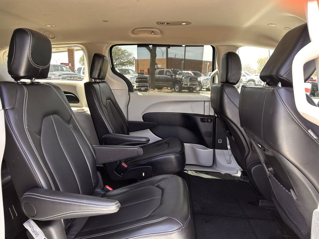 Used 2024 Chrysler Pacifica Touring-L image 30