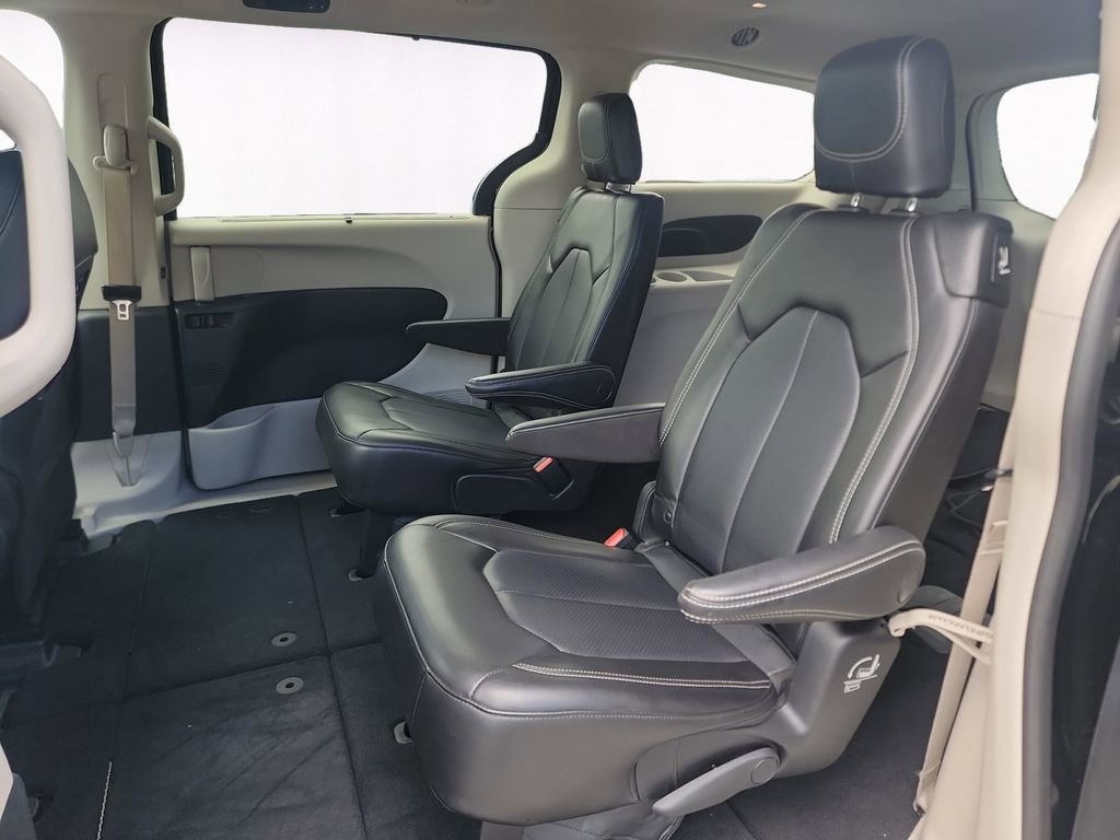 Used 2023 Chrysler Pacifica Touring-L FWD image 13