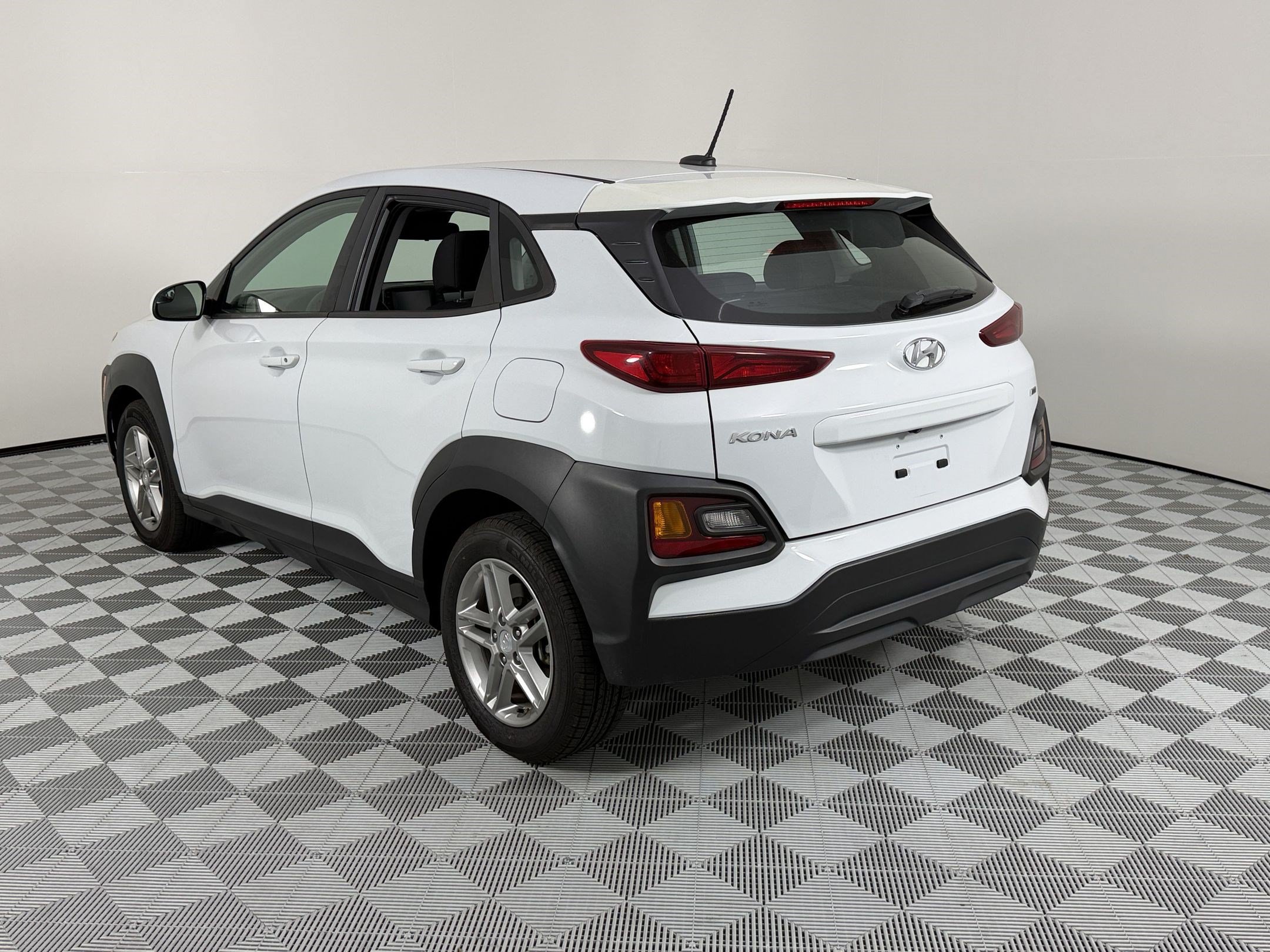 Used 2019 Hyundai Kona SE AWD/4WD image 3