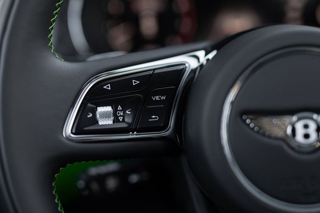 Used 2025 Bentley Bentayga image 50