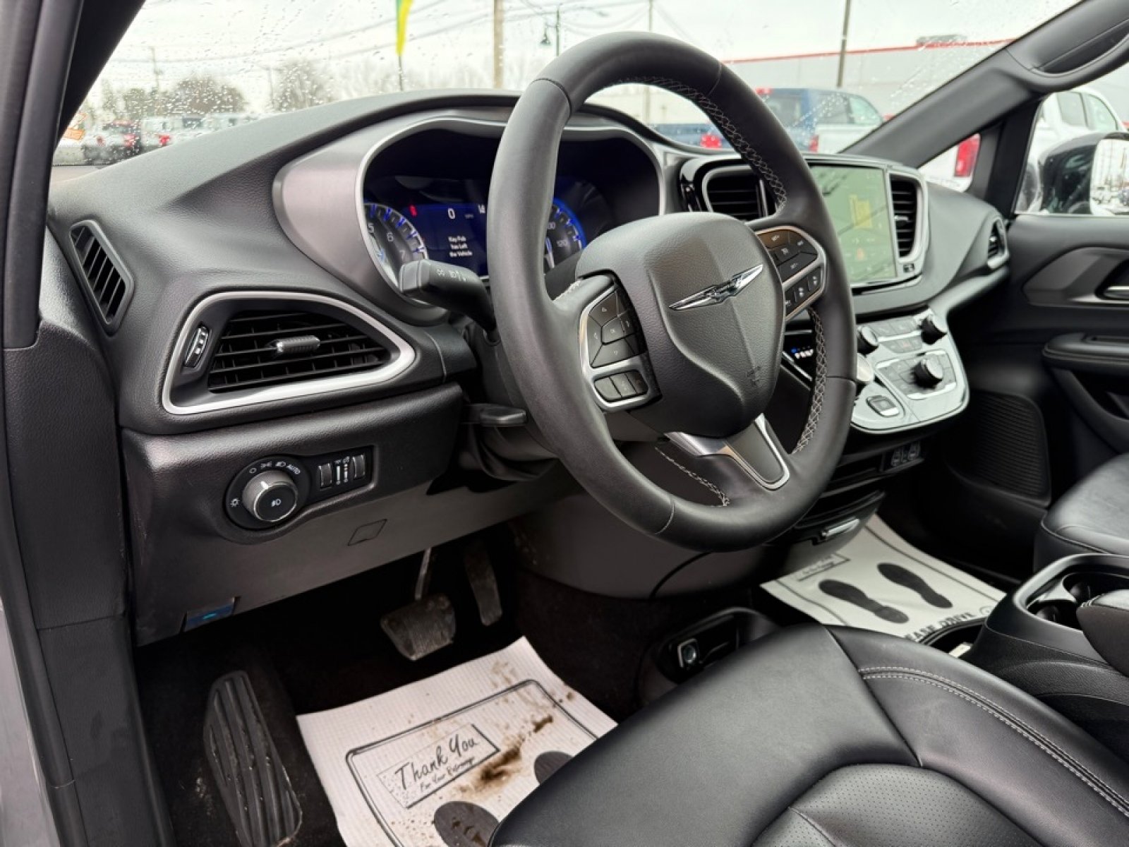 Used 2025 Chrysler Pacifica Select image 13