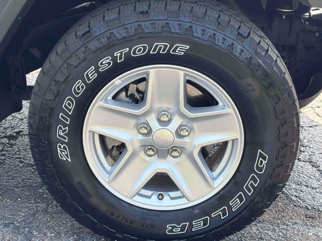Used 2023 Jeep Gladiator Sport AWD/4WD image 32