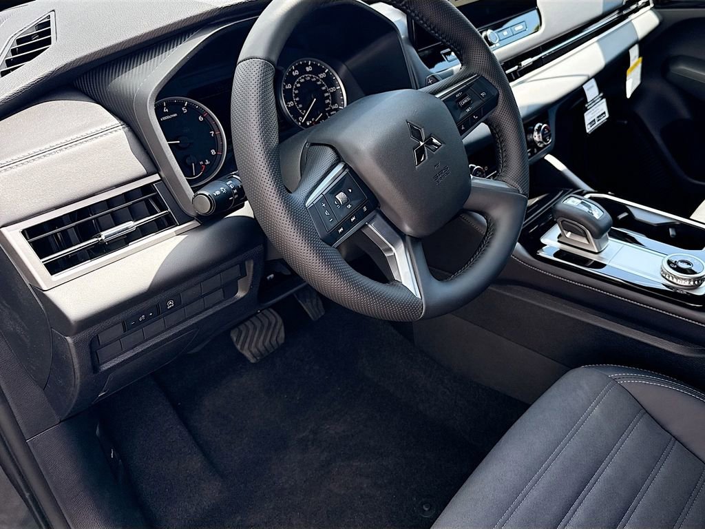 New 2026 Mitsubishi Outlander LE FWD image 9
