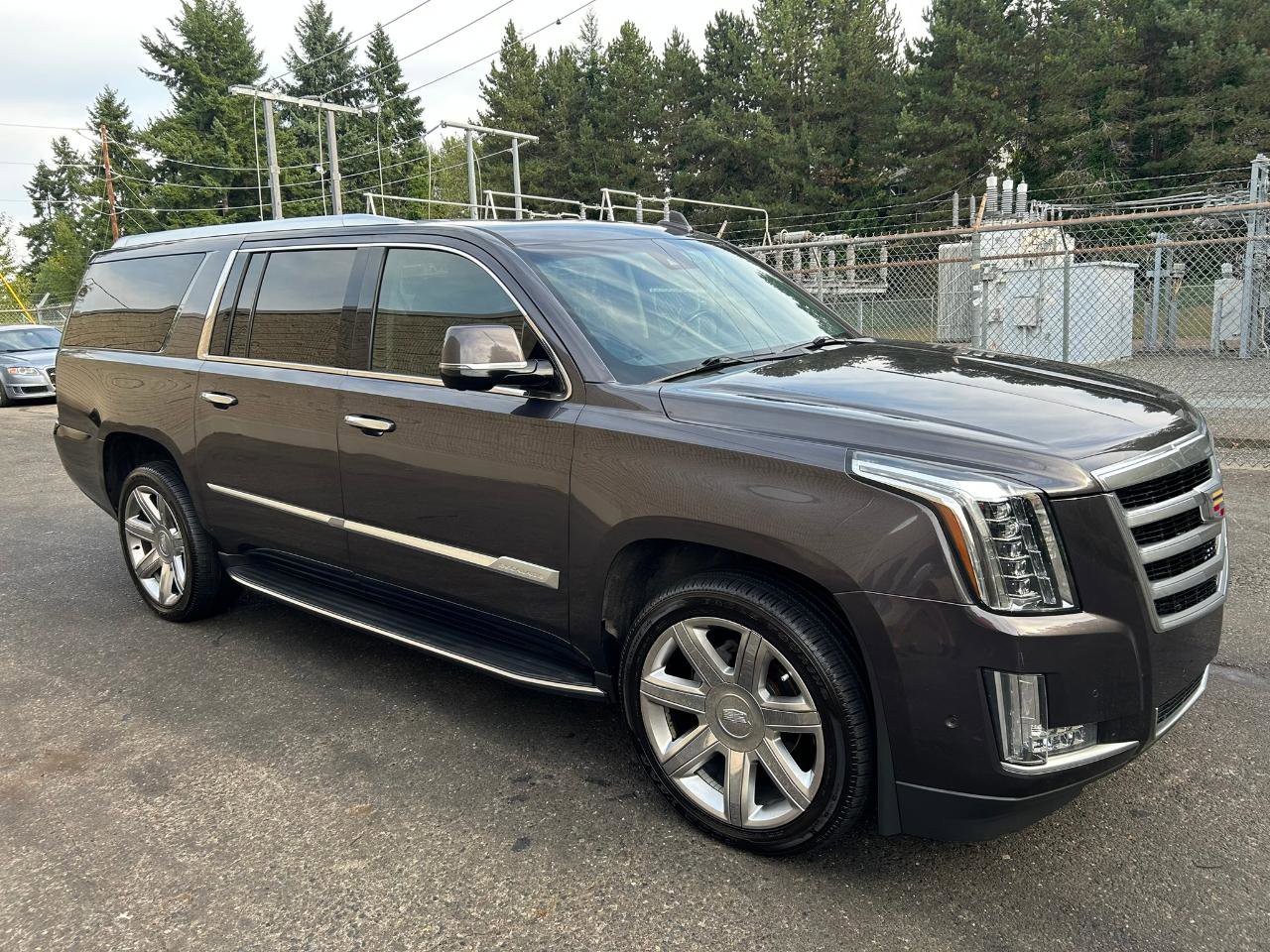 Used 2018 Cadillac Escalade ESV Luxury AWD/4WD image 3
