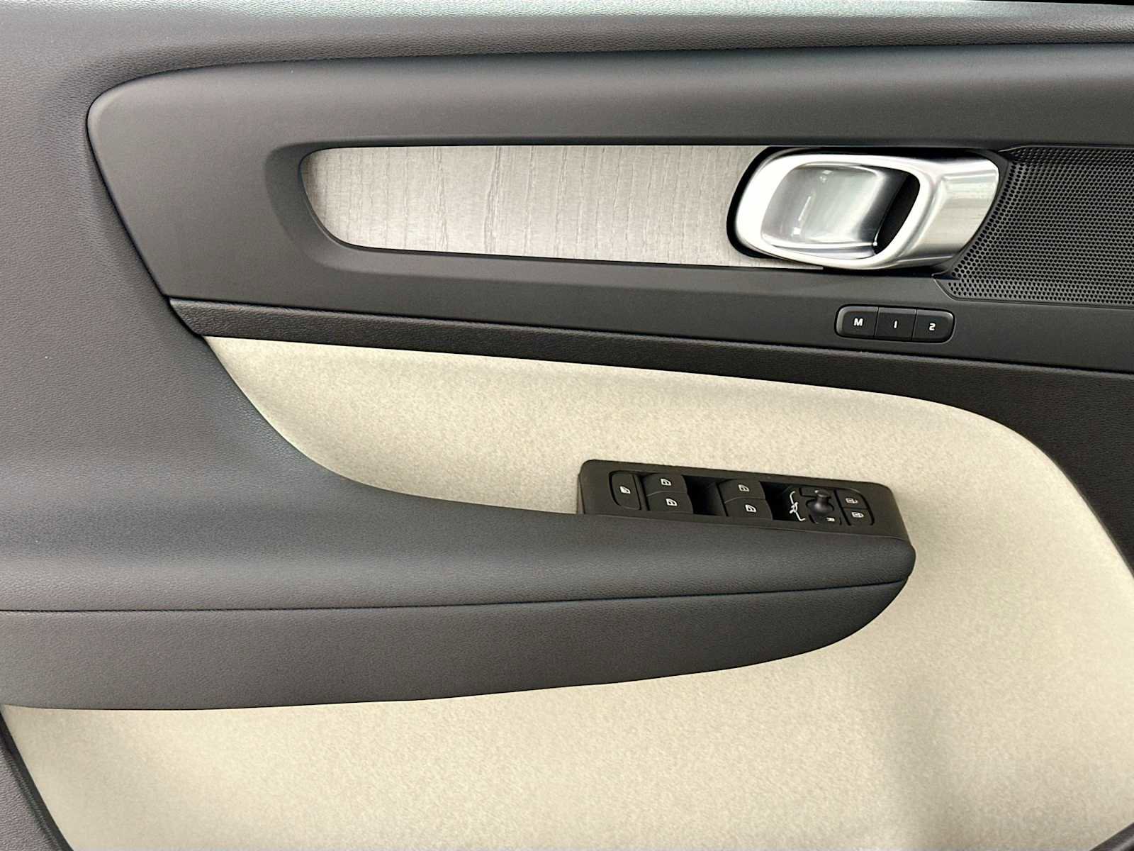 Certified 2025 Volvo XC40 B5 Plus w/ Protection Package Premier image 16