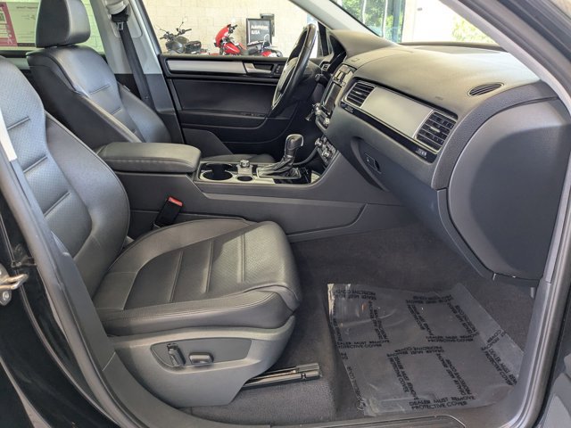 Used 2014 Volkswagen Touareg Sport AWD/4WD image 18