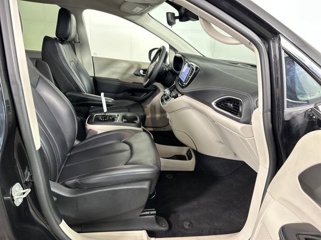 Used 2023 Chrysler Pacifica Touring-L image 28