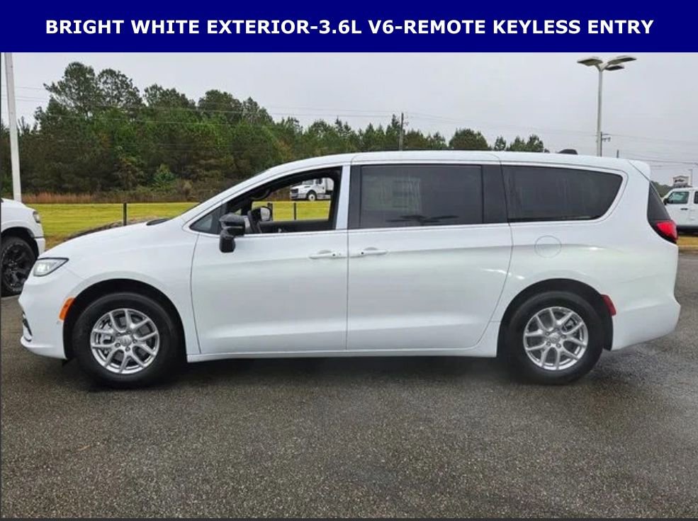 New 2027 Chrysler Pacifica Select FWD image 5