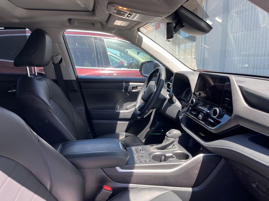 Used 2024 Toyota Highlander XLE AWD/4WD image 2