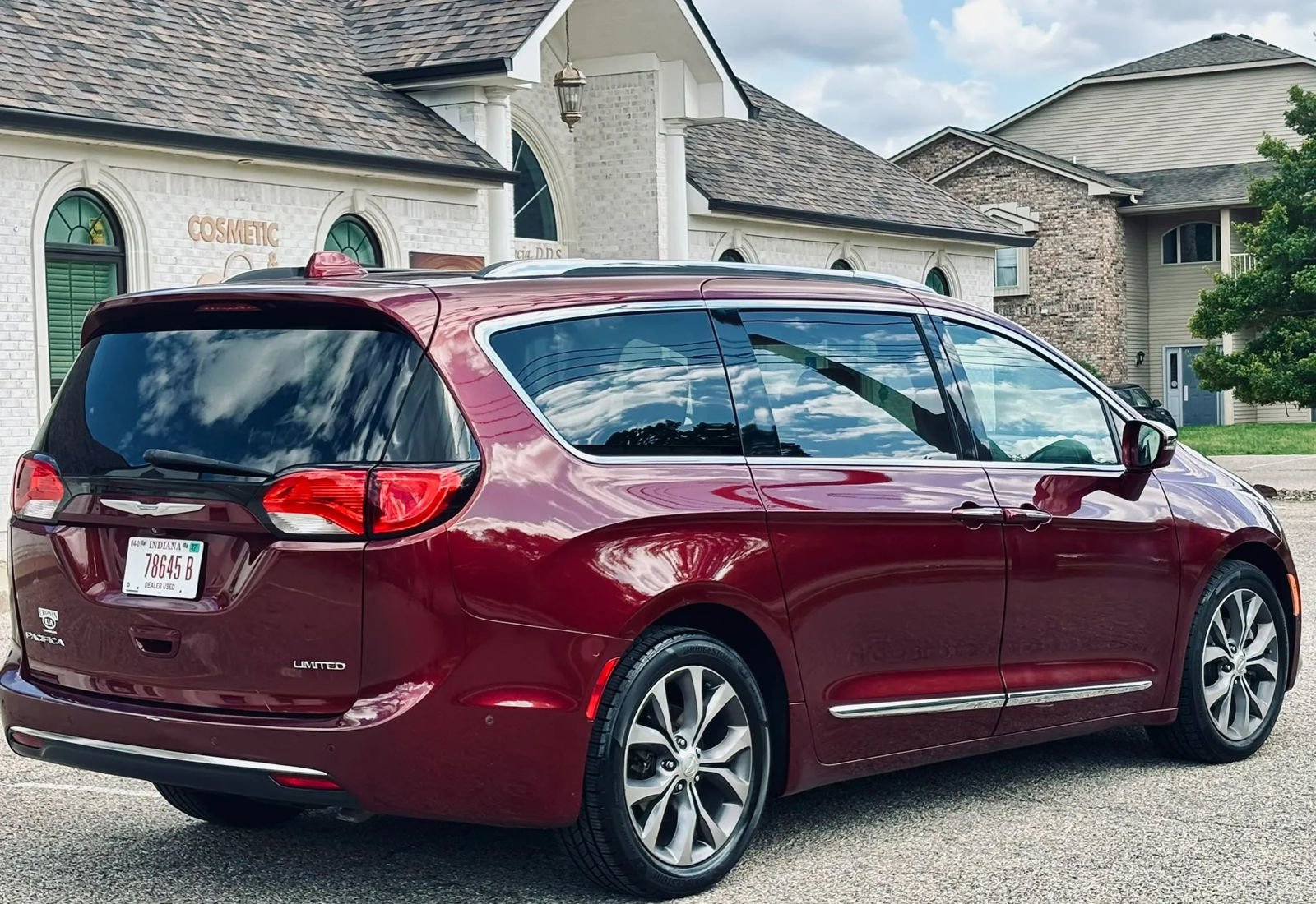 Used 2018 Chrysler Pacifica Limited w/ Tire & Wheel Group FWD image 10