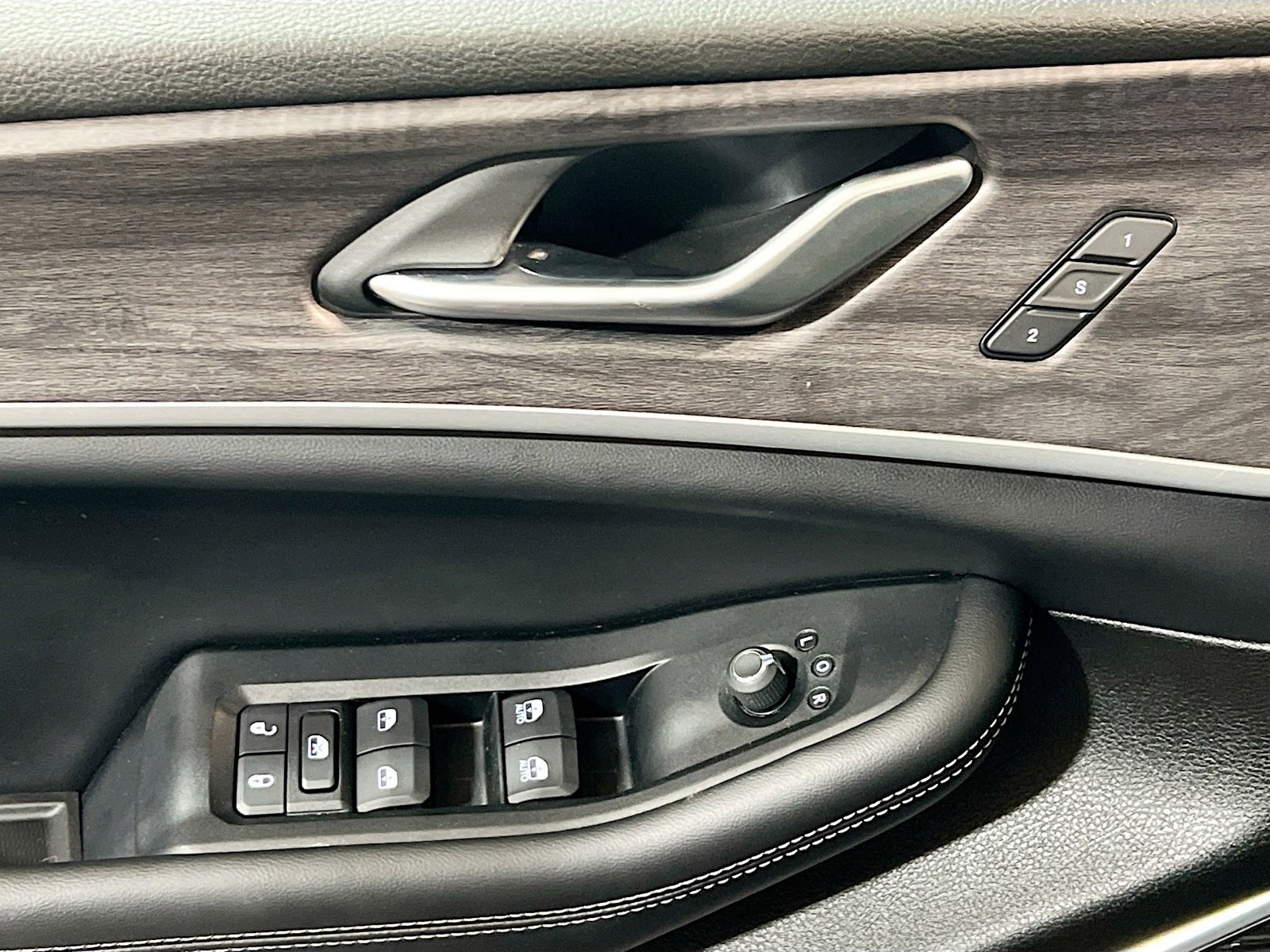 Used 2023 Jeep Grand Cherokee 4WD 4xe w/ Luxury Tech Group II image 14