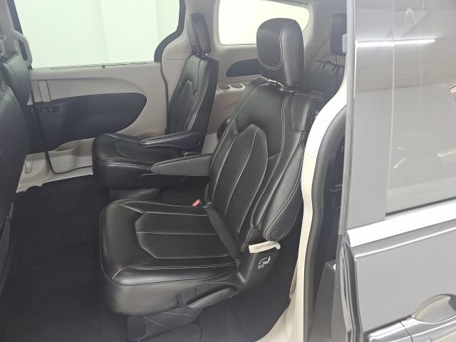 Used 2023 Chrysler Pacifica Touring-L FWD image 3
