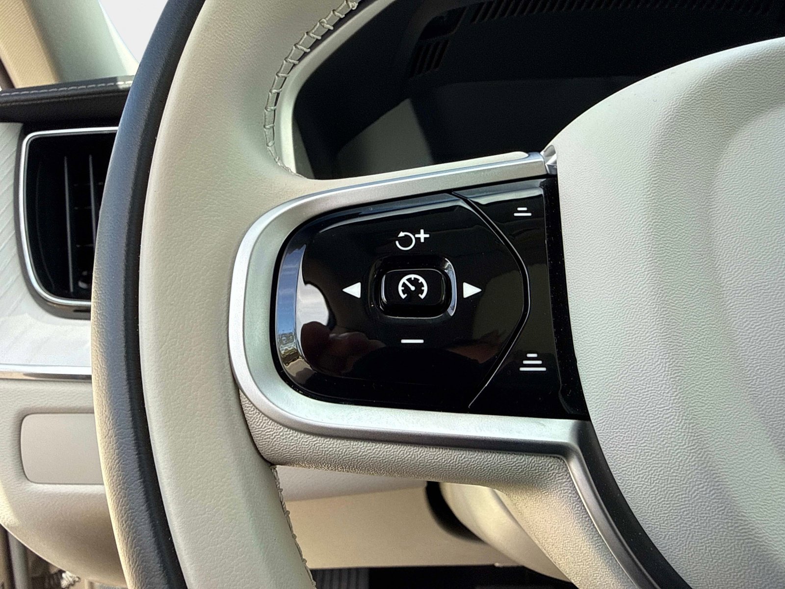 Used 2026 Volvo XC60 B5 Ultra w/ Protection Package Premier image 33