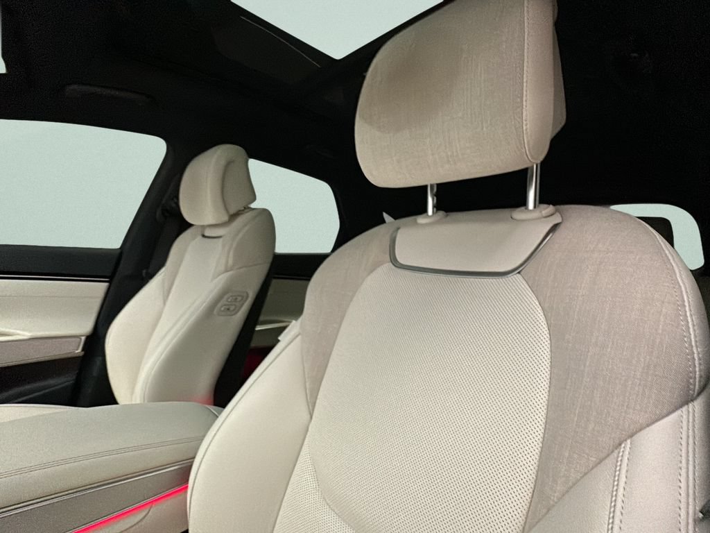 Certified 2025 Genesis Electrified GV70 AWD/4WD image 11