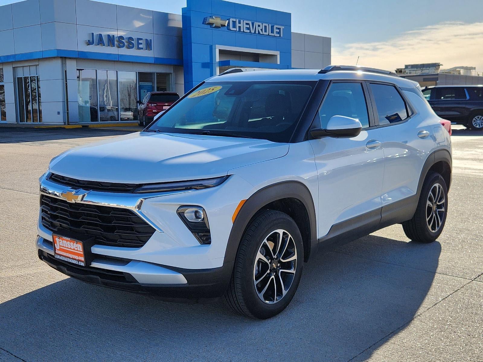 Used 2025 Chevrolet TrailBlazer LT AWD/4WD image 2
