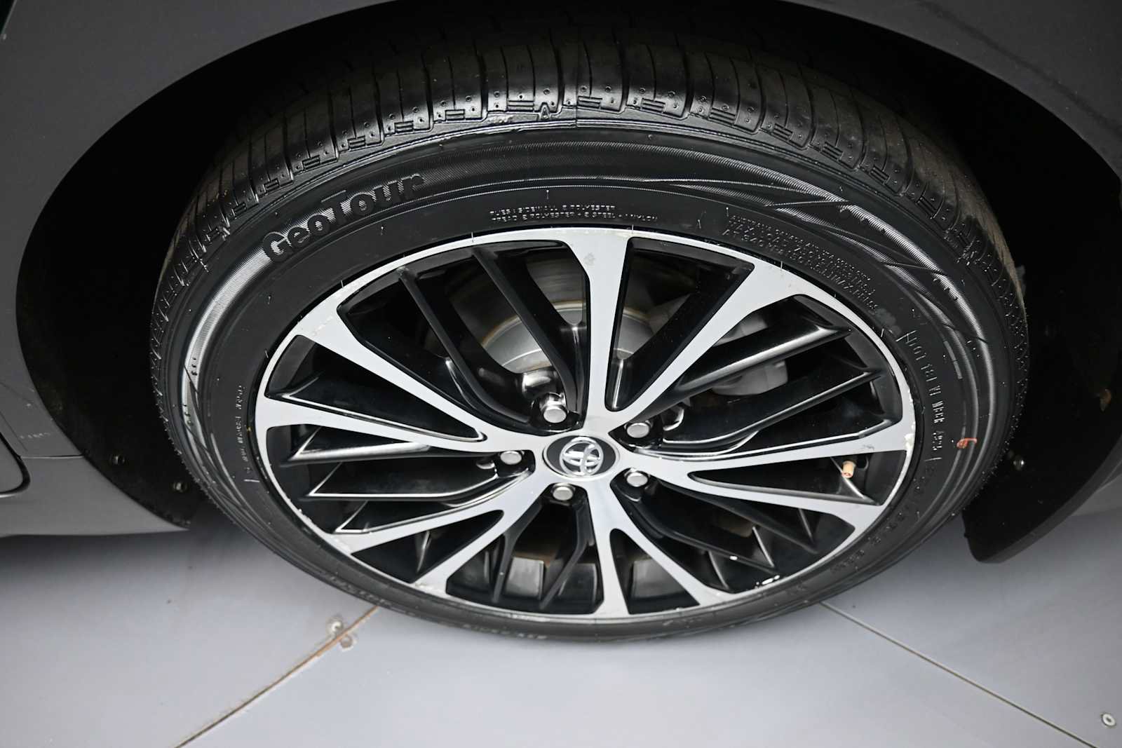 Used 2020 Toyota Camry SE w/ Convenience Package FWD image 16