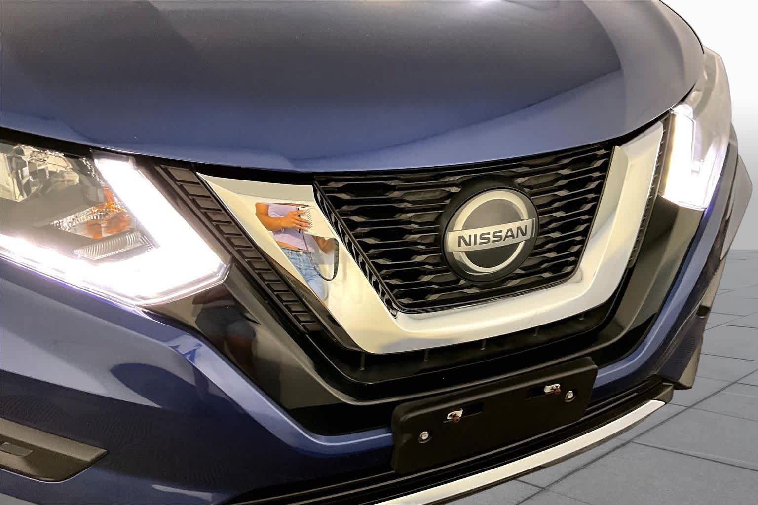 Used 2018 Nissan Rogue SV w/ Sun & Sound Touring Package AWD/4WD image 32