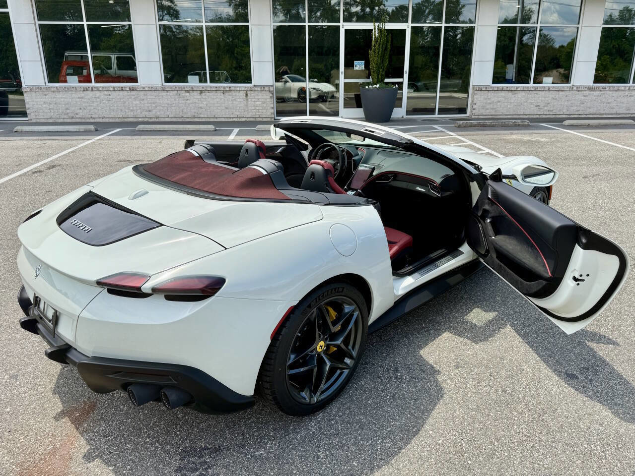 Used 2025 Ferrari Roma Spider image 31