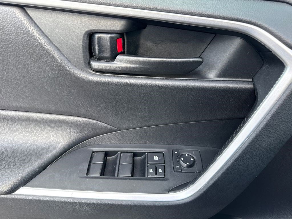Used 2019 Toyota RAV4 LE w/ Carpet Mat Package AWD/4WD image 20