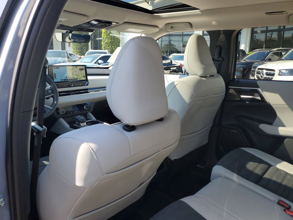 New 2026 Mitsubishi Outlander SE image 14