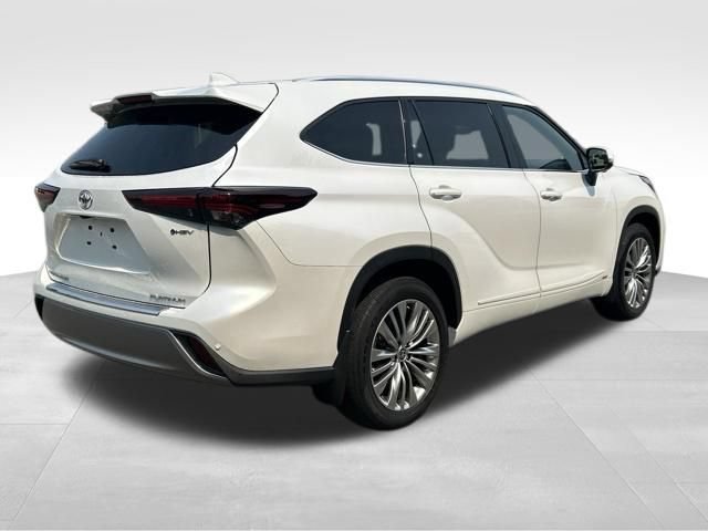 Certified 2025 Toyota Highlander Platinum AWD/4WD image 5