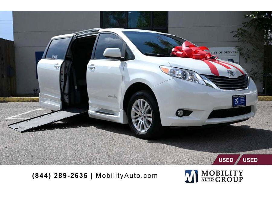 Used 2017 Toyota Sienna XLE Premium image 1