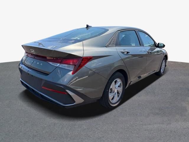 Certified 2025 Hyundai Elantra SE FWD image 3