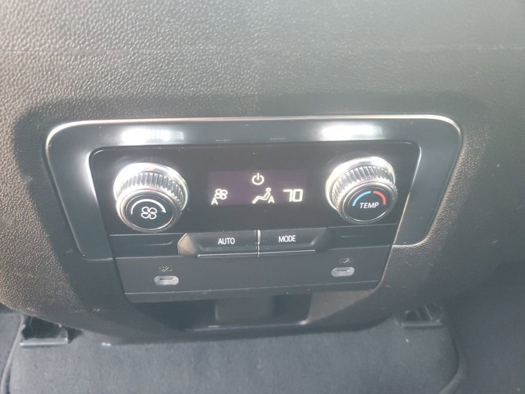 Used 2024 GMC Yukon SLT RWD image 15