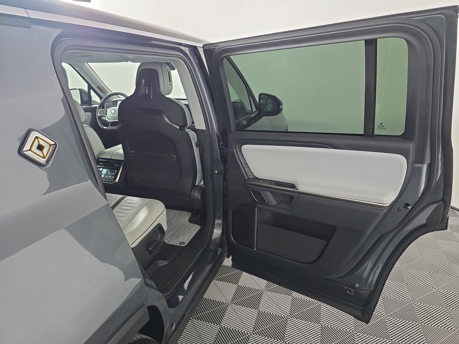 Used 2024 Rivian R1S Adventure AWD/4WD image 19