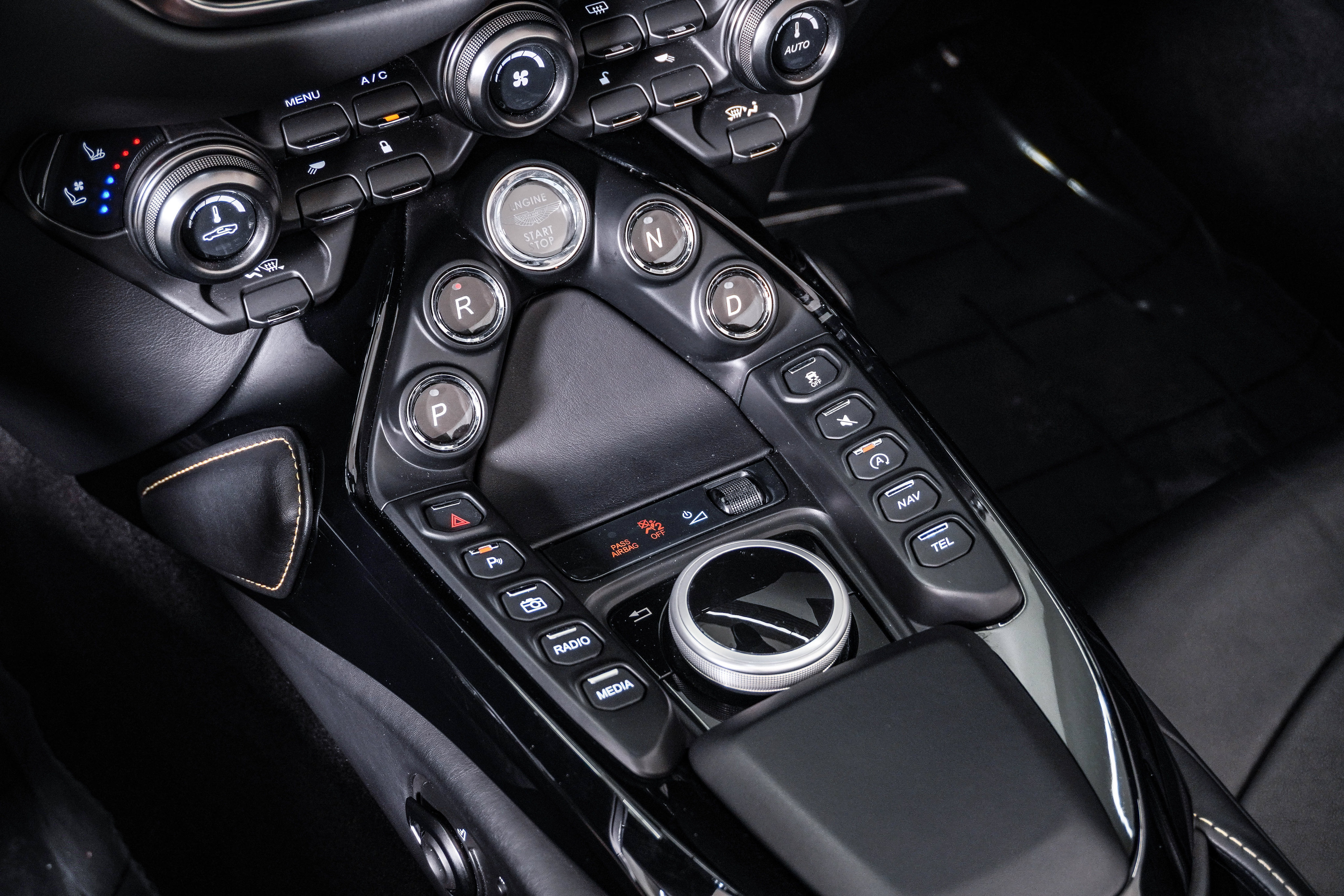 Used 2023 Aston Martin V8 Vantage Roadster RWD image 32