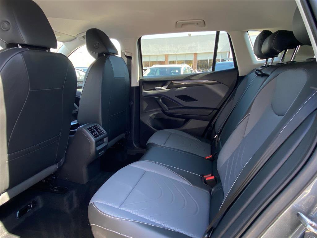 Used 2025 Volkswagen Tiguan SE image 17