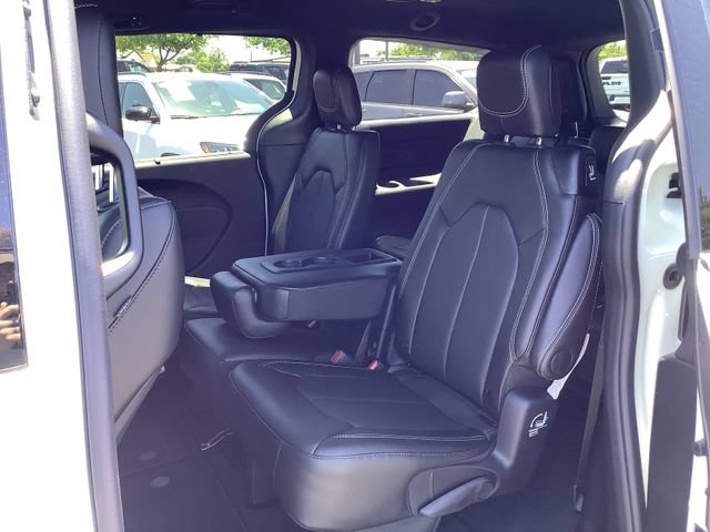 New 2027 Chrysler Pacifica Select FWD image 24