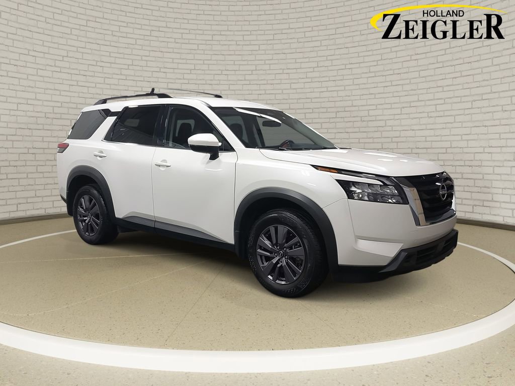 Used 2023 Nissan Pathfinder SV image 3