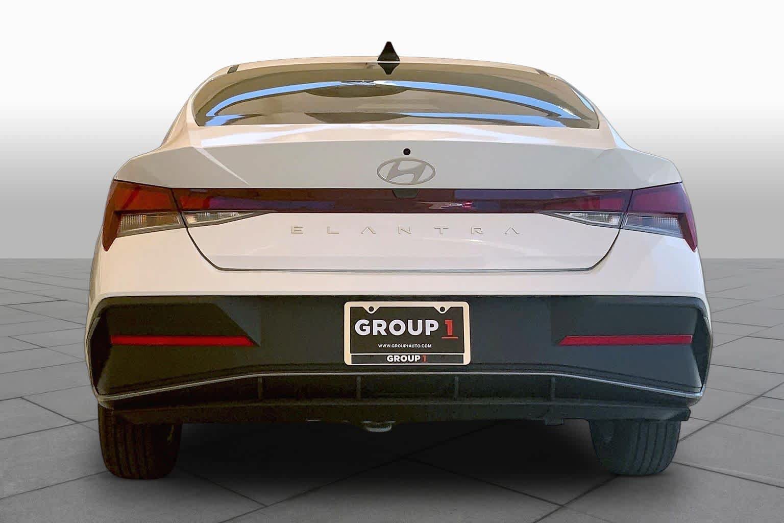 New 2026 Hyundai Elantra SE FWD image 4