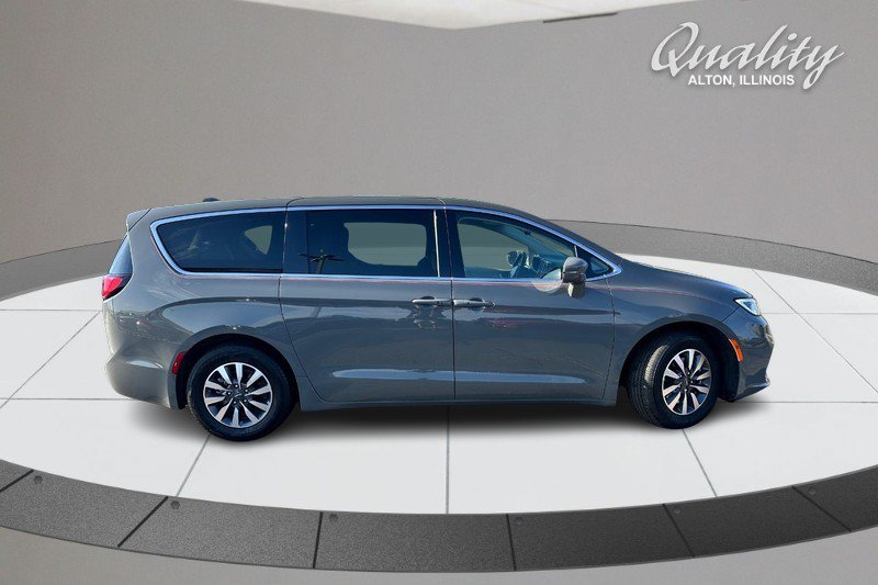 Used 2022 Chrysler Pacifica Touring-L FWD image 3