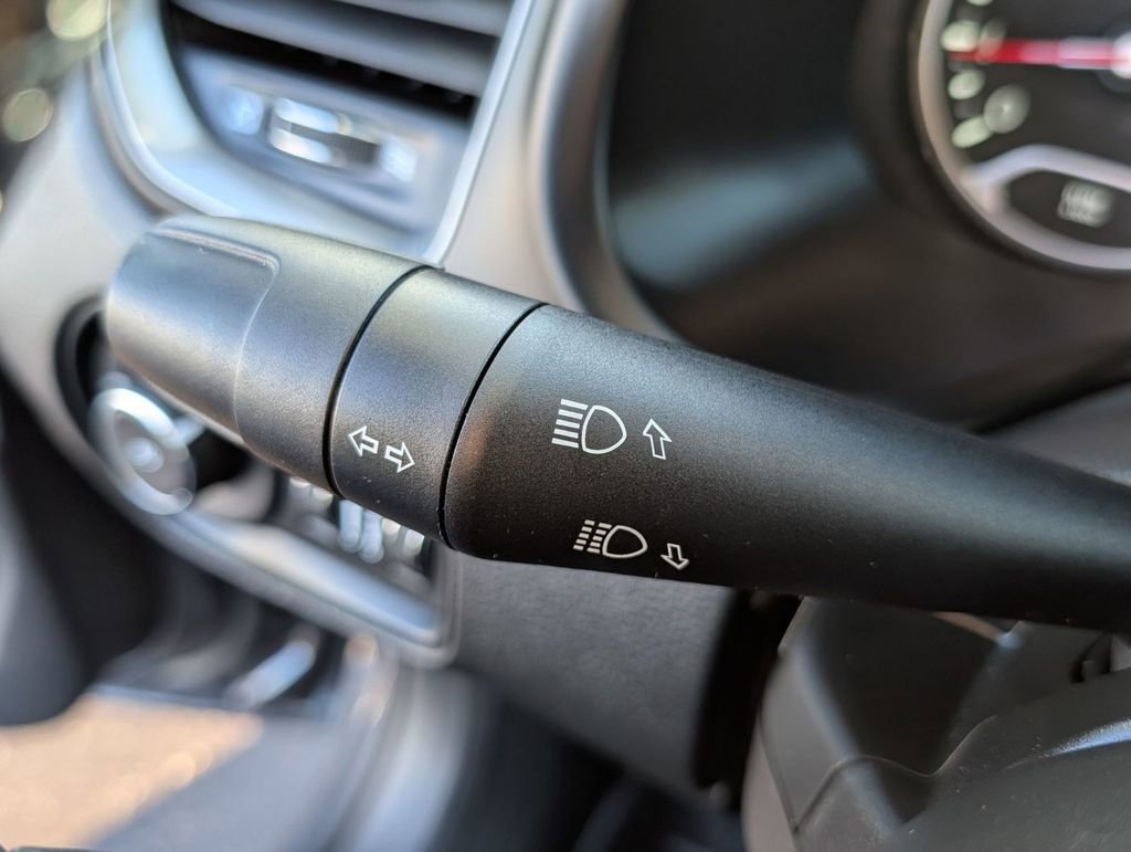 Used 2023 Jeep Renegade Limited image 31