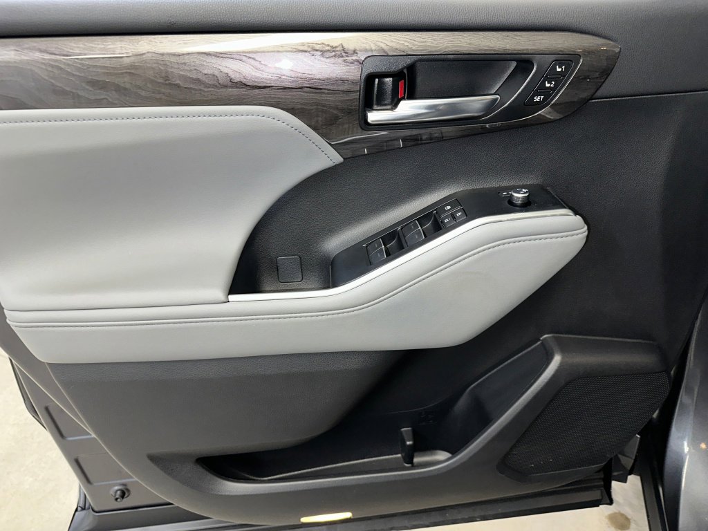 Used 2024 Toyota Highlander Platinum image 8