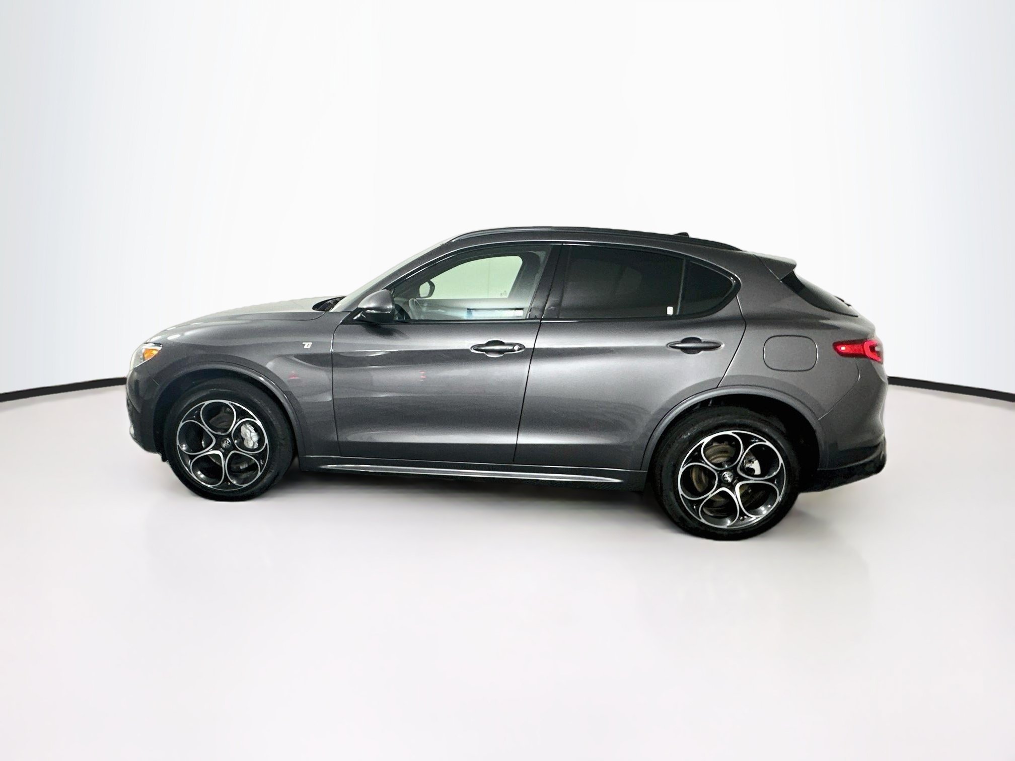 Used 2023 Alfa Romeo Stelvio Ti AWD/4WD image 4