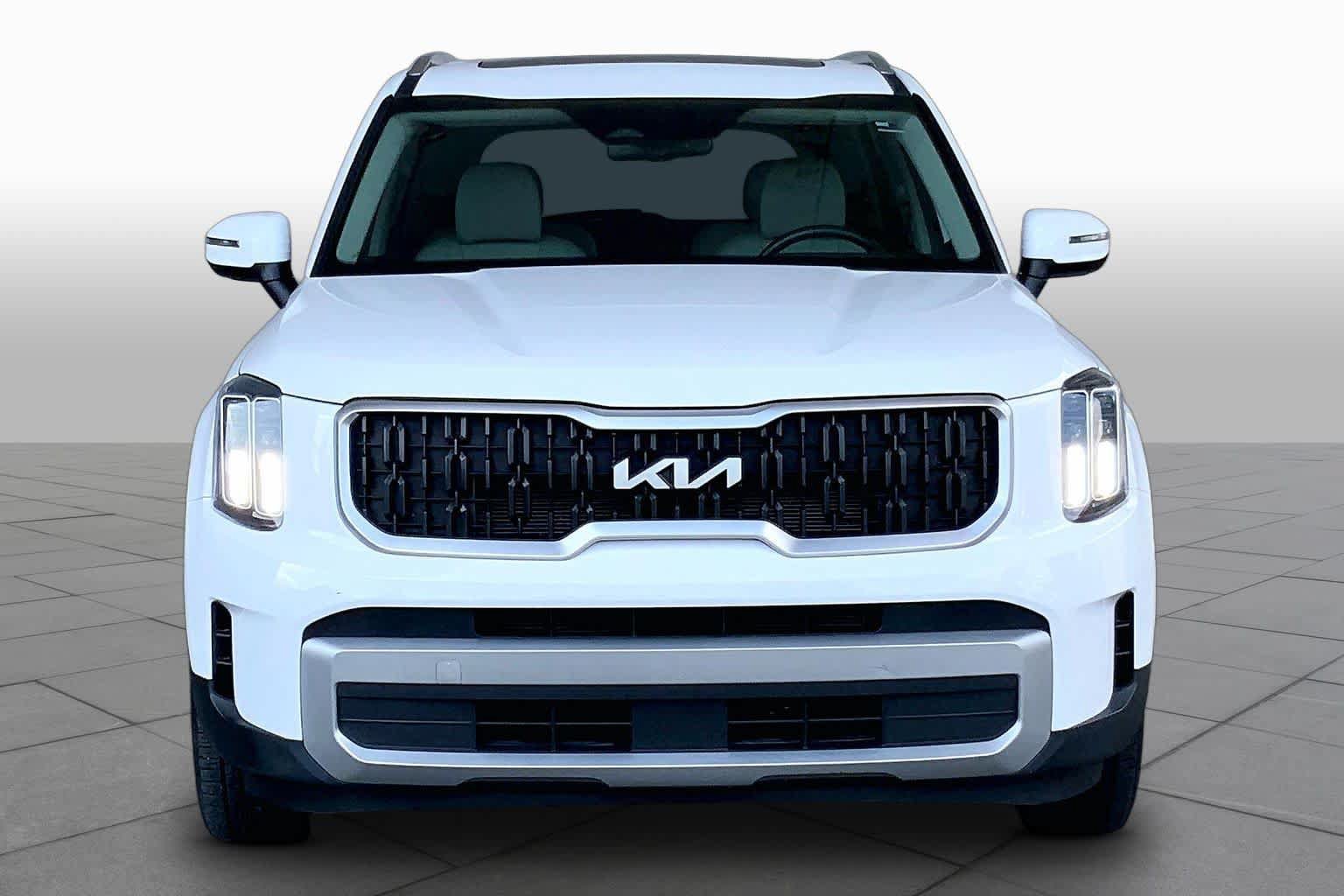 Used 2023 Kia Telluride EX w/ EX Captain's Chair Package FWD image 4