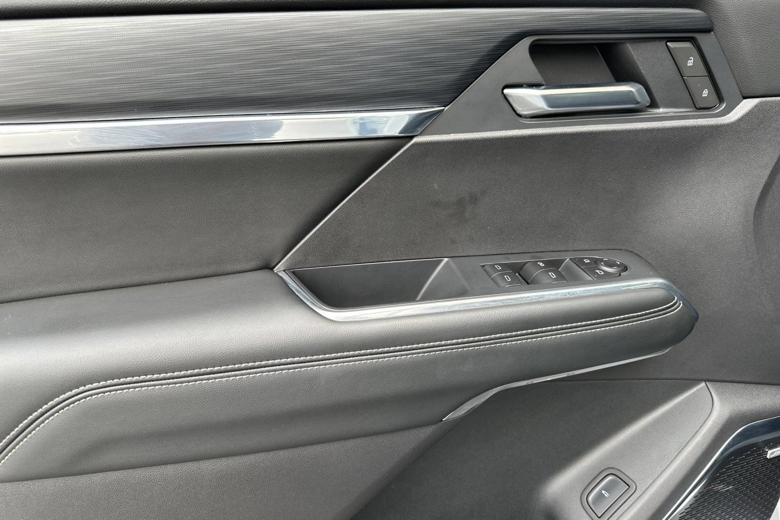 Certified 2025 GMC Acadia Elevation FWD image 11