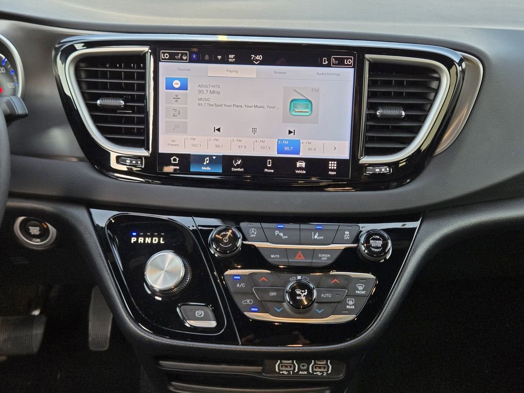 Used 2025 Chrysler Pacifica Select image 23